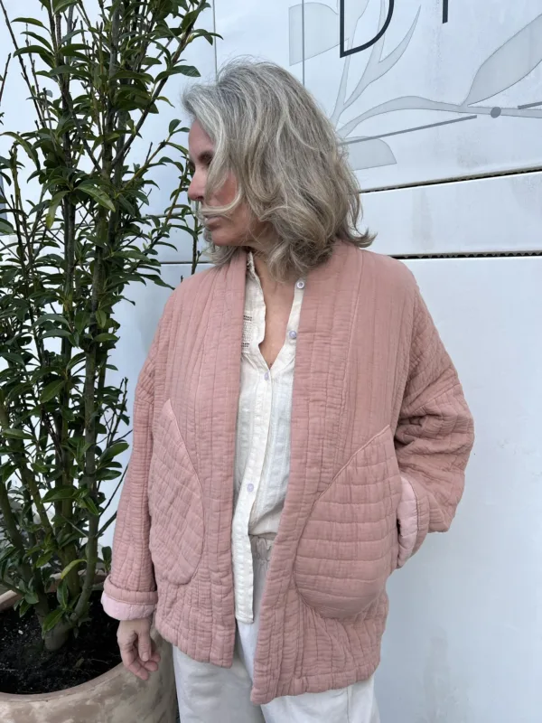 vatteret rosa jakke